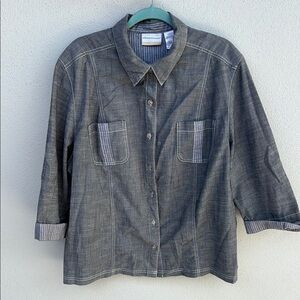 Alfred Dunner Woman Light Gray Button Front Shirt Tailored stitch details. 24W